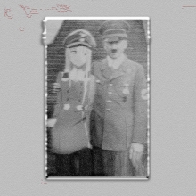 imatge de Hitler amb una nina vestida de militar